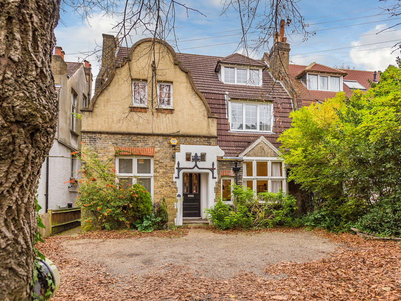 2 bed Maisonette For Sale in Carshalton, Surrey - 2