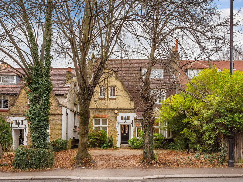3 bed Maisonette For Sale in Carshalton, Surrey