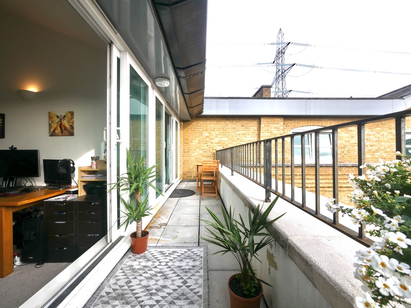 2 bed Apartment For Sale in Royal Docks, Greater London