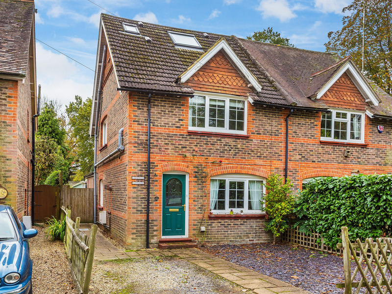 4 bed House - Semi For Sale in Horley, Surrey