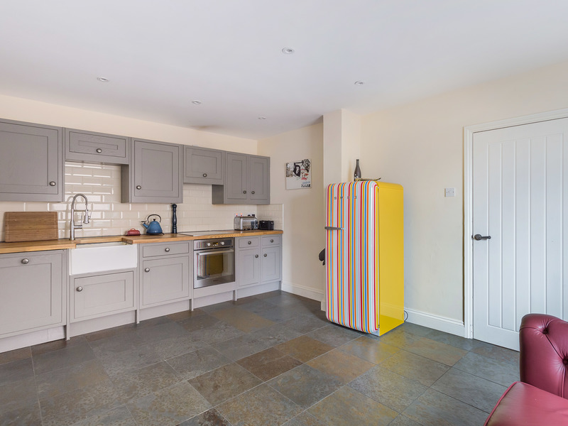 4 bed House - Semi For Sale in Horley, Surrey - 2