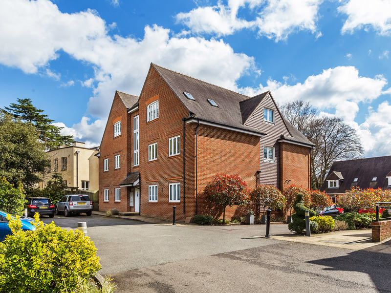 2 bed Apartment For Rent in Reigate, Surrey