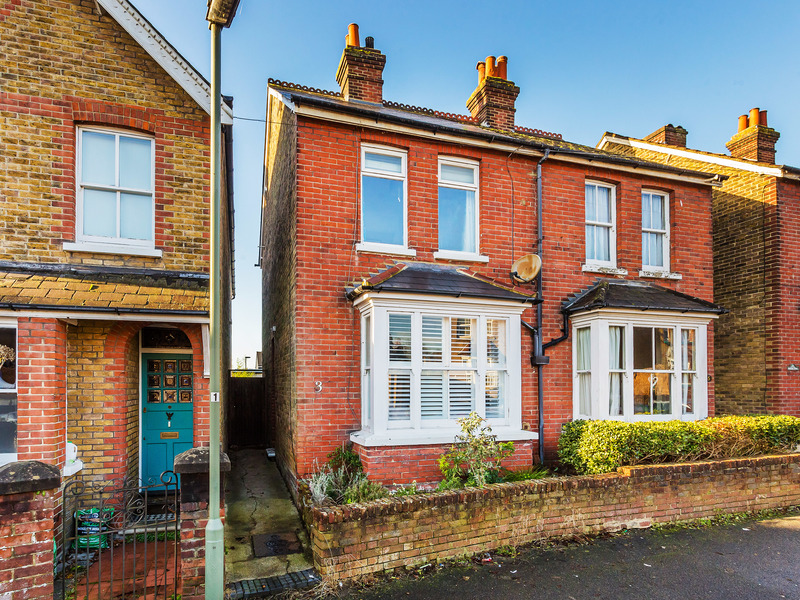 2 bed House - Semi For Sale in Redhill, Surrey - 2