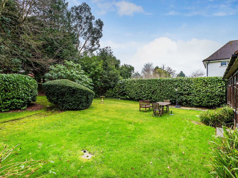 6 bed House - Detached For Sale in Reigate, Surrey - 2