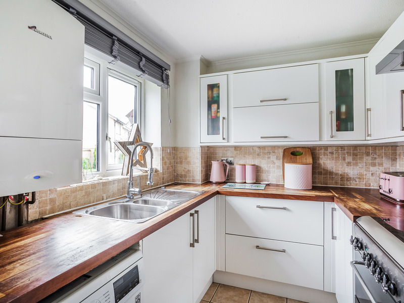 2 bed House - Semi For Sale in Crawley, Surrey - 2