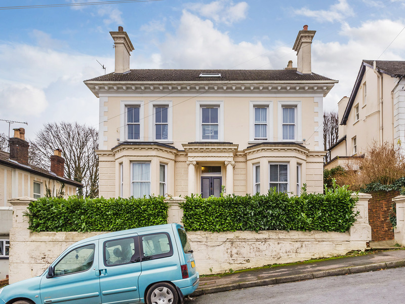 1 bed Apartment For Rent in Redhill, Surrey - 2
