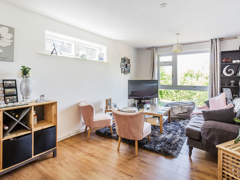 1 bed Apartment For Sale in Horley, Surrey