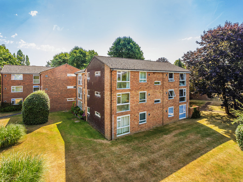 1 bed Apartment For Sale in Horley, Surrey - 2