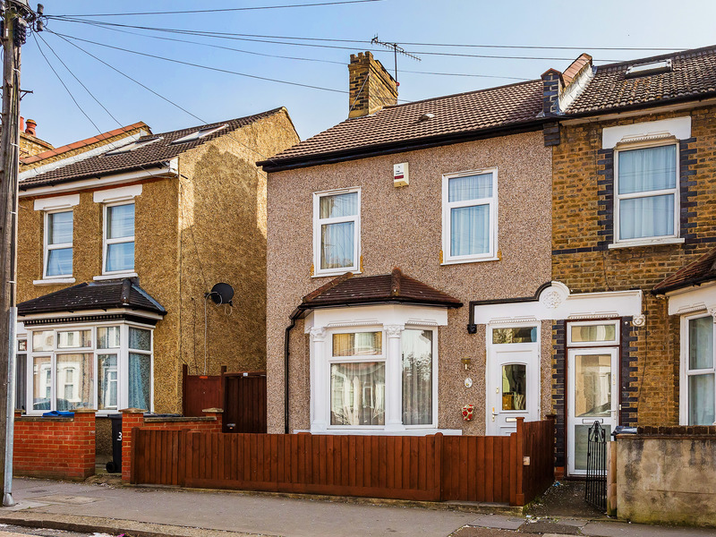 2 bed House - End Terrace For Sale in Croydon, Surrey