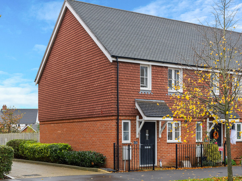 2 bed House - End Terrace For Sale in Horley, Surrey