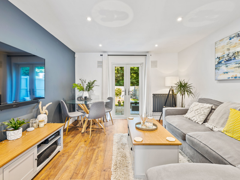 2 bed House - Terrace For Sale in Horley, Surrey - 2