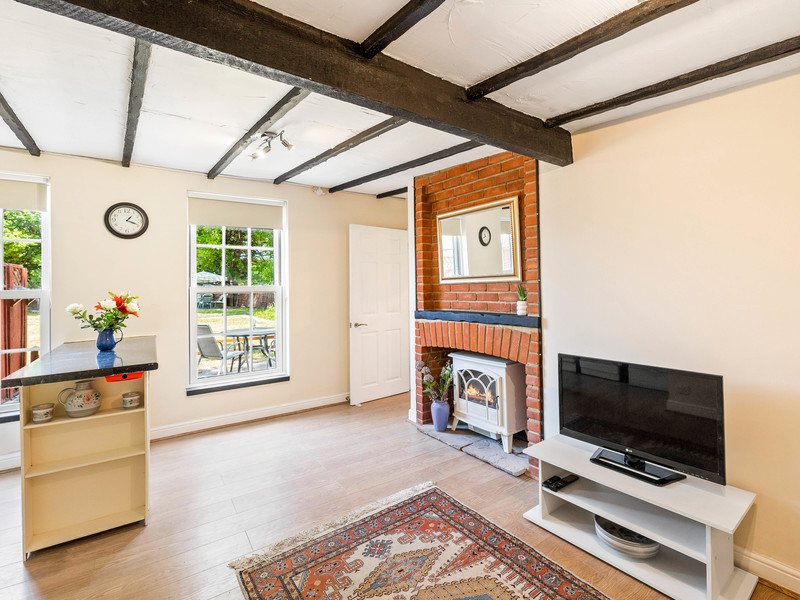 1 bed Bungalow - Detached For Rent in Horley, Surrey - 2