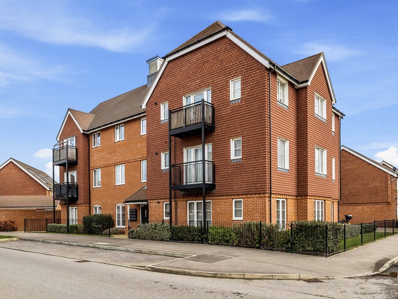 2 bed Apartment For Sale in Horley, Surrey