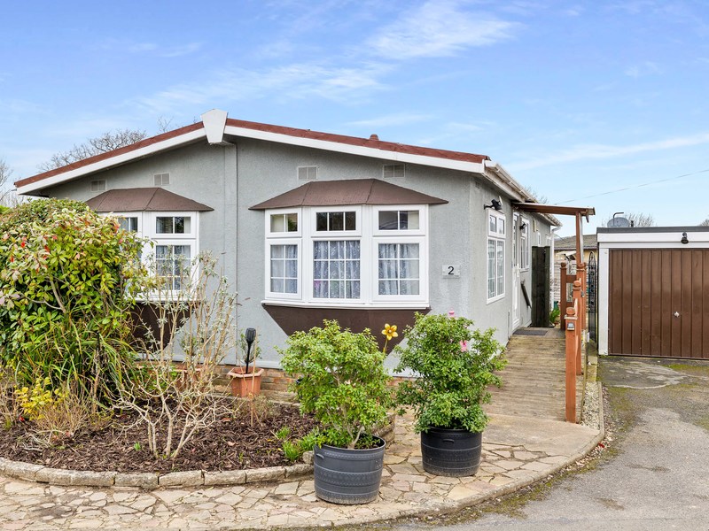 2 bed Park Home For Sale in Newdigate, Surrey - 3