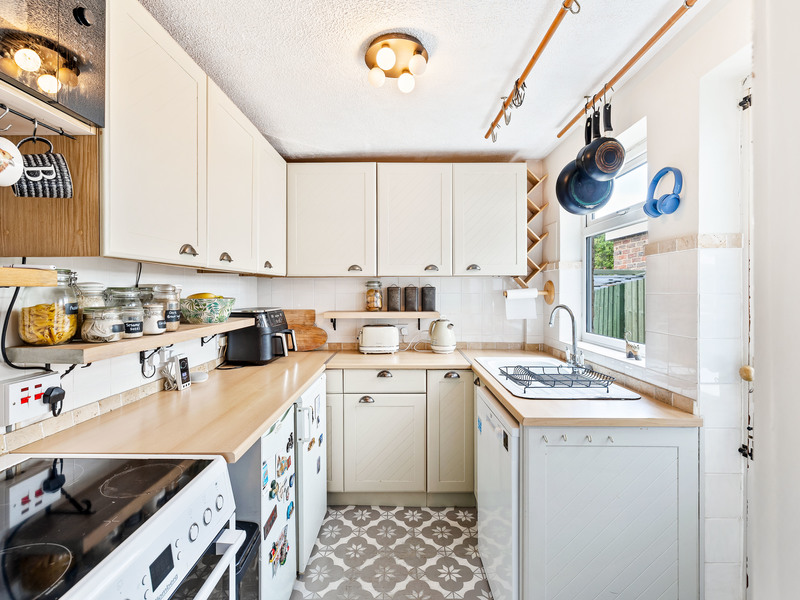2 bed House - Terrace For Sale in Redhill, Surrey - 2