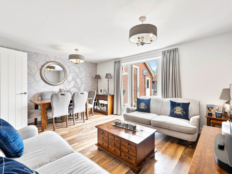 3 bed House - Semi For Sale in Horley, Surrey - 3