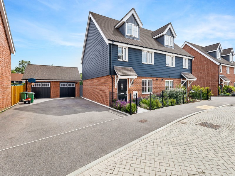 3 bed House - Semi For Sale in Horley, Surrey