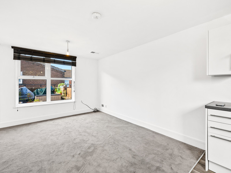 1 bed Apartment For Rent in Horley, Surrey - 3