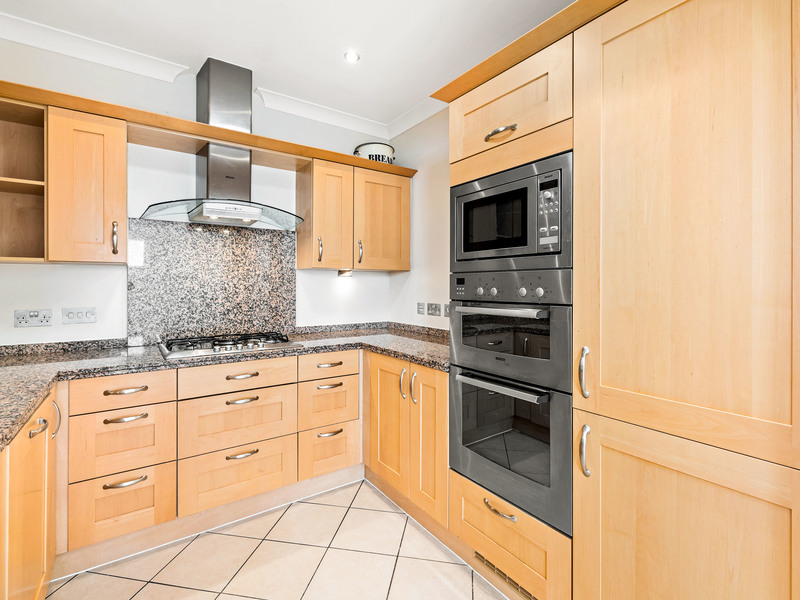 2 bed Apartment For Rent in Reigate, Surrey - 2