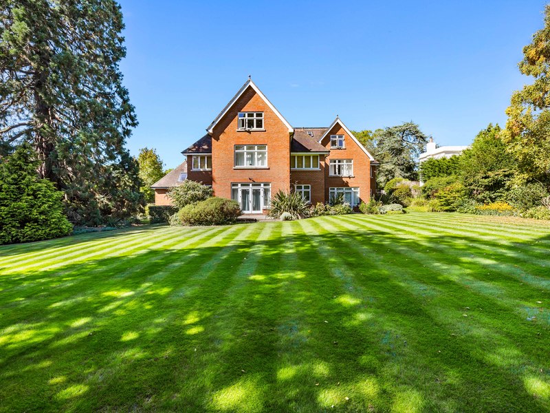2 bed Apartment For Rent in Reigate, Surrey
