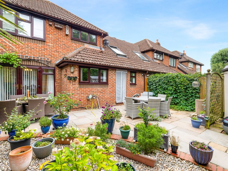 4 bed House - Link Detached For Sale in Horley, Surrey