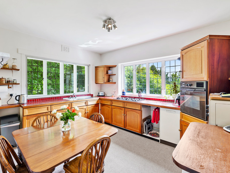 5 bed House - Detached For Sale in Redhill, Surrey - 2