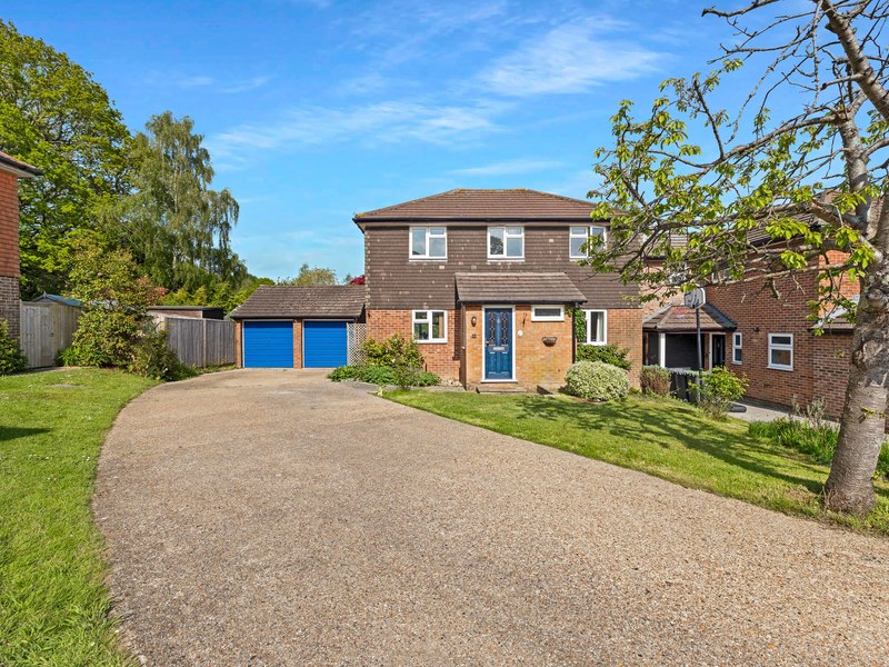4 bed House - Detached For Sale in Crawley Down, West Sussex - 2
