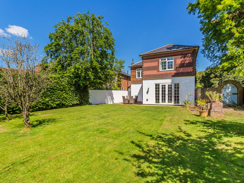 5 bed House - Detached For Rent in Horley, Surrey