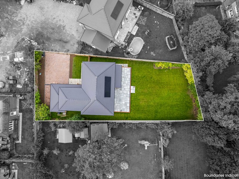 4 bed House - Detached For Sale in Horley, Surrey - 2