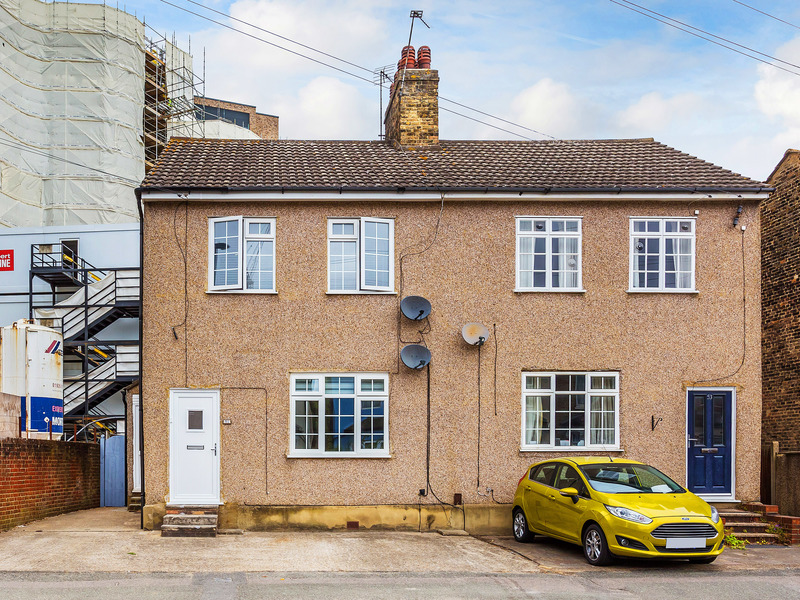 1 bed Apartment For Rent in Croydon, Surrey - 2