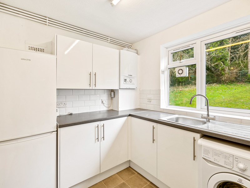 2 bed Apartment For Sale in Whyteleafe, Surrey - 2
