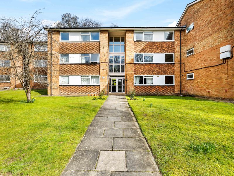 2 bed Apartment For Sale in Whyteleafe, Surrey