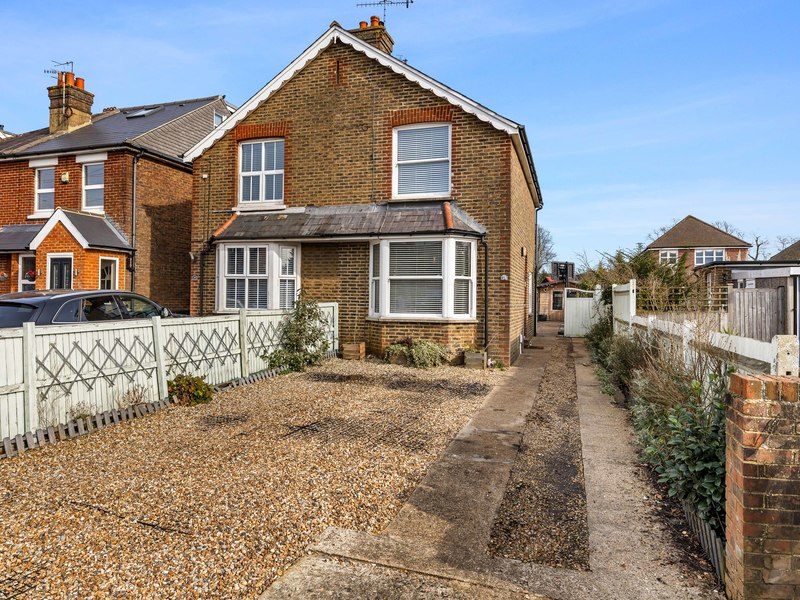 3 bed House - Semi For Sale in Redhill, Surrey - 2