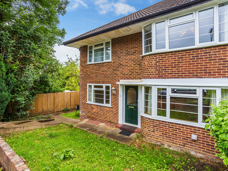 2 bed Maisonette For Rent in Redhill, Surrey