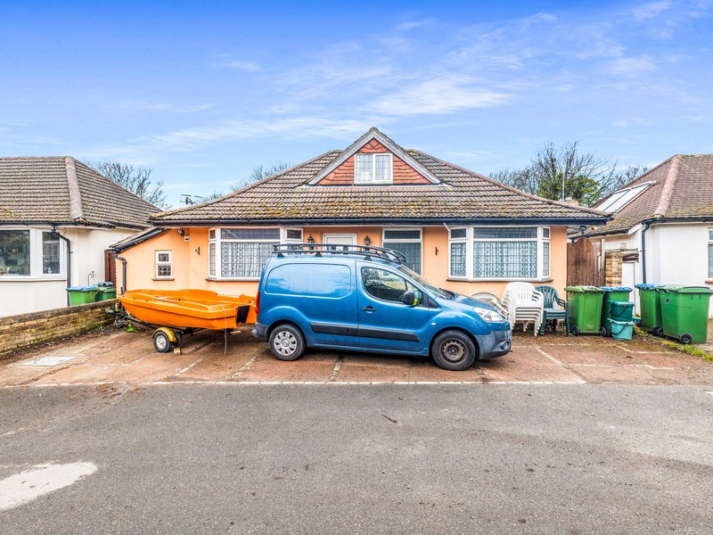 3 bed House - Detached For Sale in Walton-on-thames, Surrey - 2