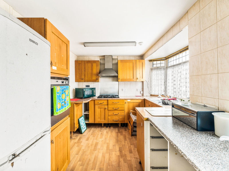 3 bed House - Detached For Sale in Walton-on-thames, Surrey - 3