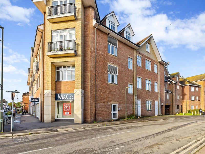 2 bed Apartment For Sale in Horley, Surrey