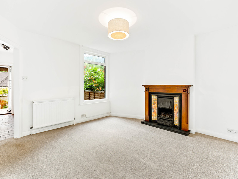 4 bed House - End Terrace For Sale in Redhill, Surrey - 3