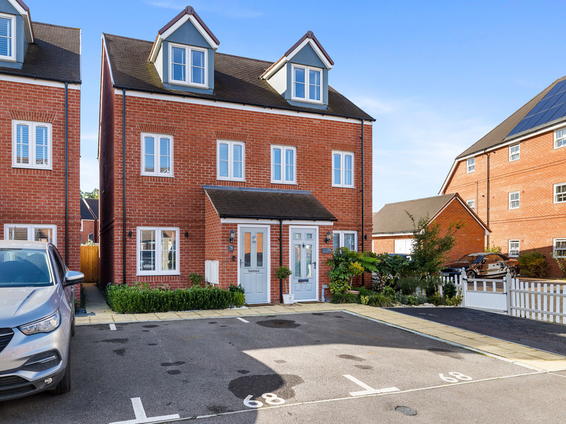 3 bed House - Townhouse For Sale in Horley, Surrey
