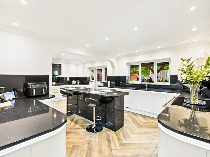 4 bed House - Detached For Sale in Tadworth, Surrey - 2