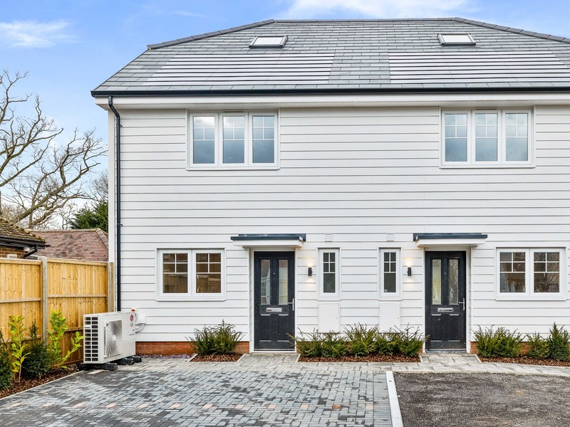 3 bed House - Semi For Sale in Horley, Surrey - 2