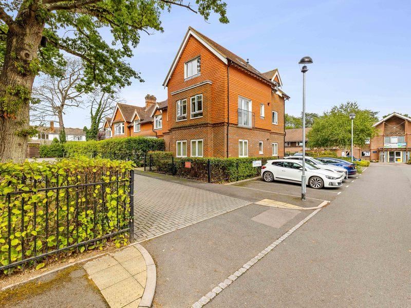 1 bed Apartment For Sale in Crawley, West Sussex