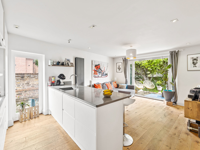2 bed Apartment For Rent in Reigate, Surrey - 2