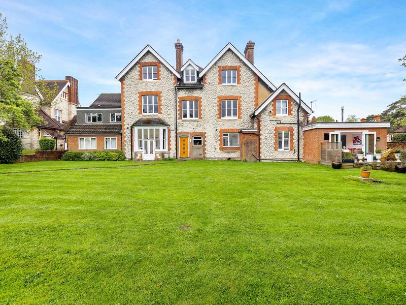 2 bed Apartment For Rent in Reigate, Surrey