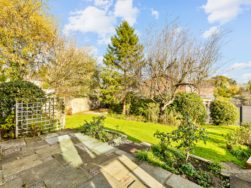 3 bed House - Detached For Rent in Redhill, Surrey - 3