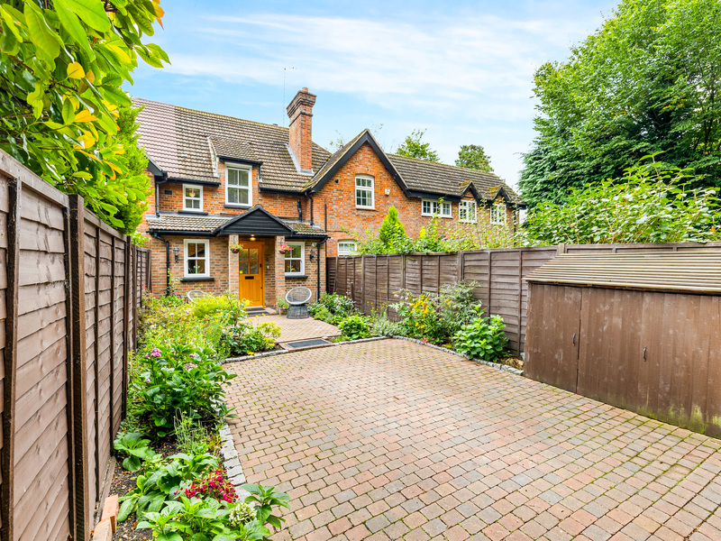 2 bed House - Terrace For Sale in Godstone, Surrey
