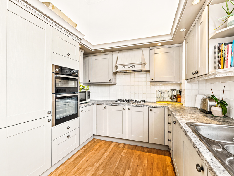 1 bed Apartment For Sale in Redhill, Surrey - 3