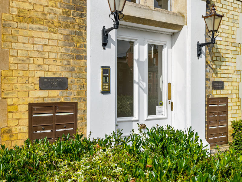 1 bed Apartment For Sale in Redhill, Surrey