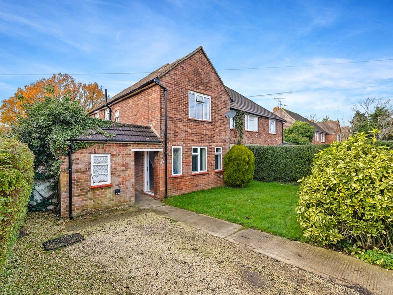 2 bed Maisonette For Sale in Horley, Surrey