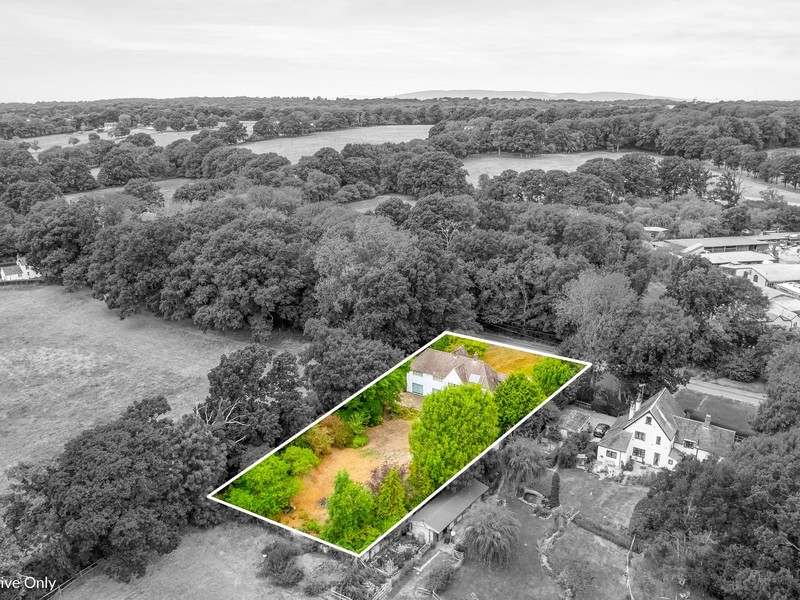 5 bed House - Detached For Sale in Crawley, West Sussex - 2